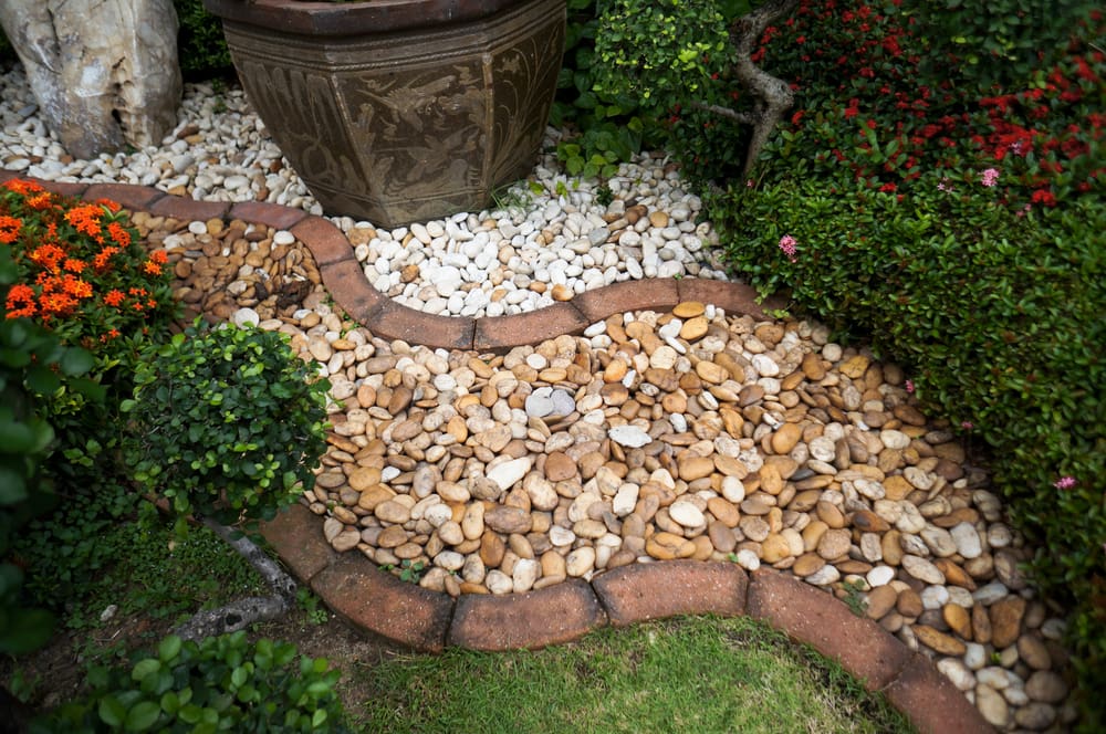 garden-pebble-path