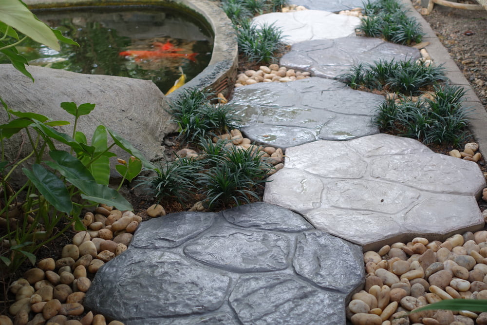 rock-walkway-with-decorative-slabs