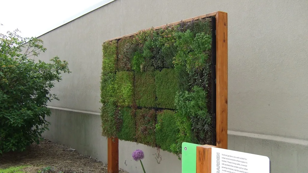 10-vertical-garden-examples-7-18-09-17