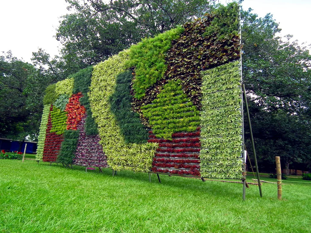 10-vertical-garden-examples-8-18-09-17